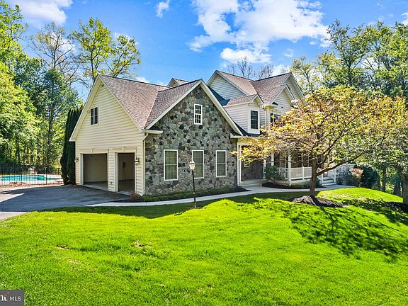 3rd image of 3125 Lakewood Manor Dr