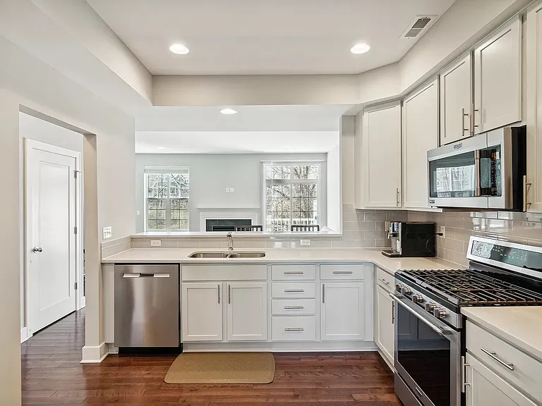 2535 W Towne St — Photo 6