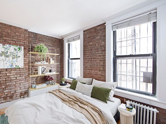 3rd image of 13 Essex St APT 13