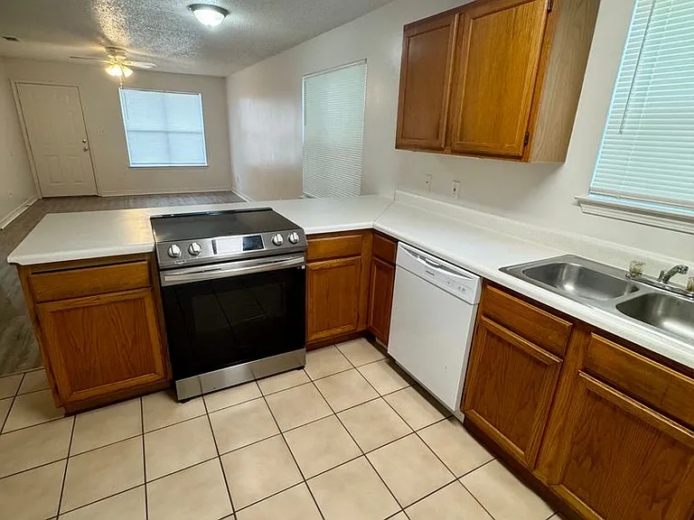 575 Florosa Ct — Photo 11