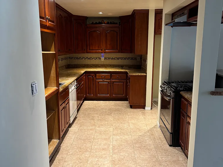 1322 S Hesperian St — Photo 16