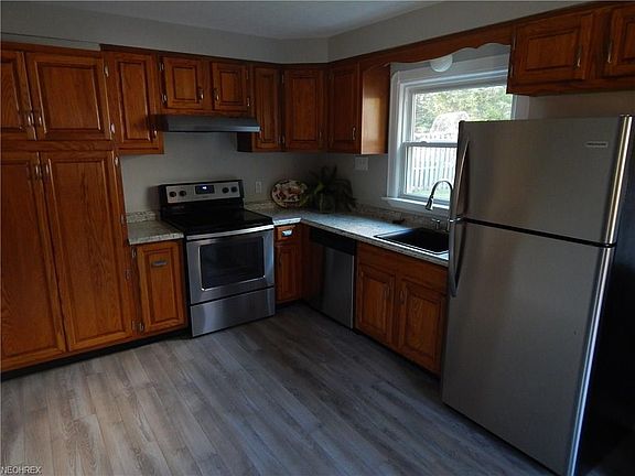 2nd image of 1019 Gardenview St