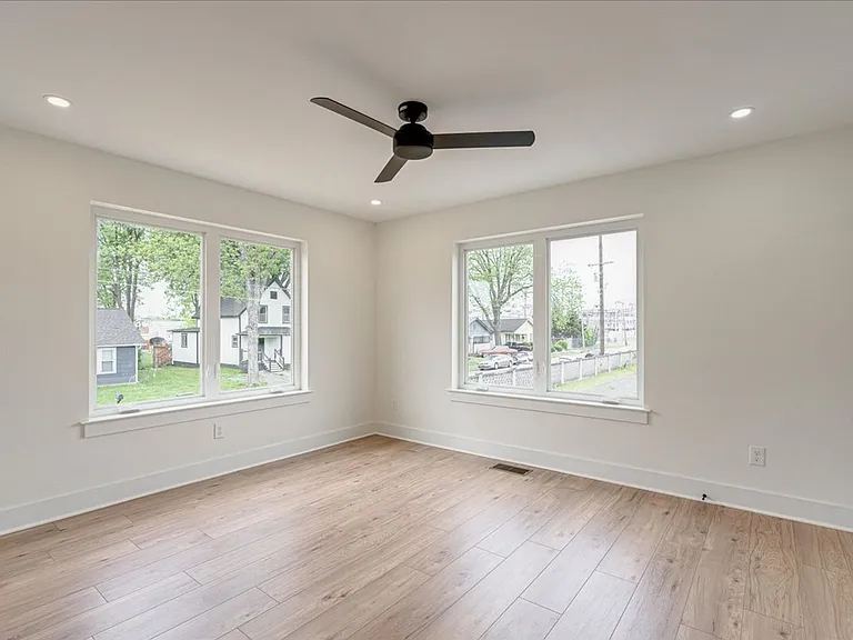 2519 E 12th St — Photo 15