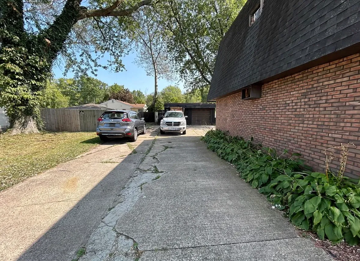 2 bed, 2000 sqft, $1,200 — Photo 2