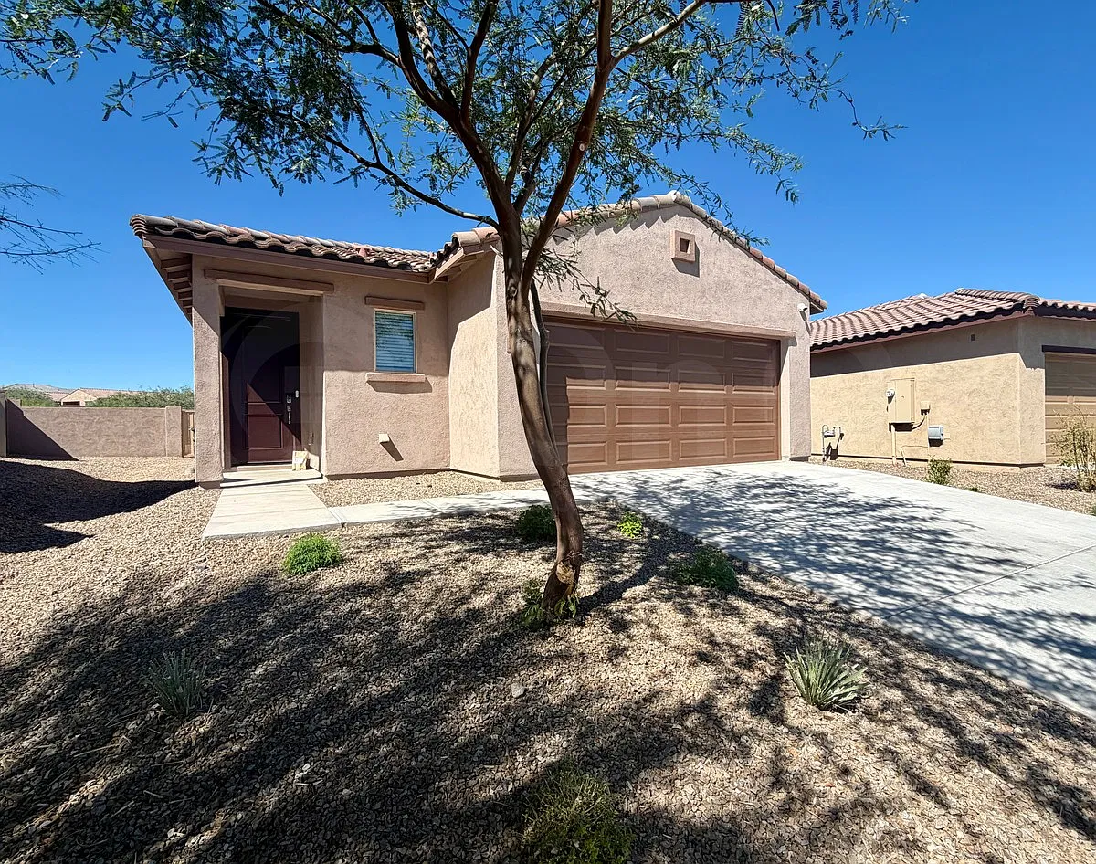 3 bed, 2.0 bath, 1467 sqft, $2,049 — Photo 2