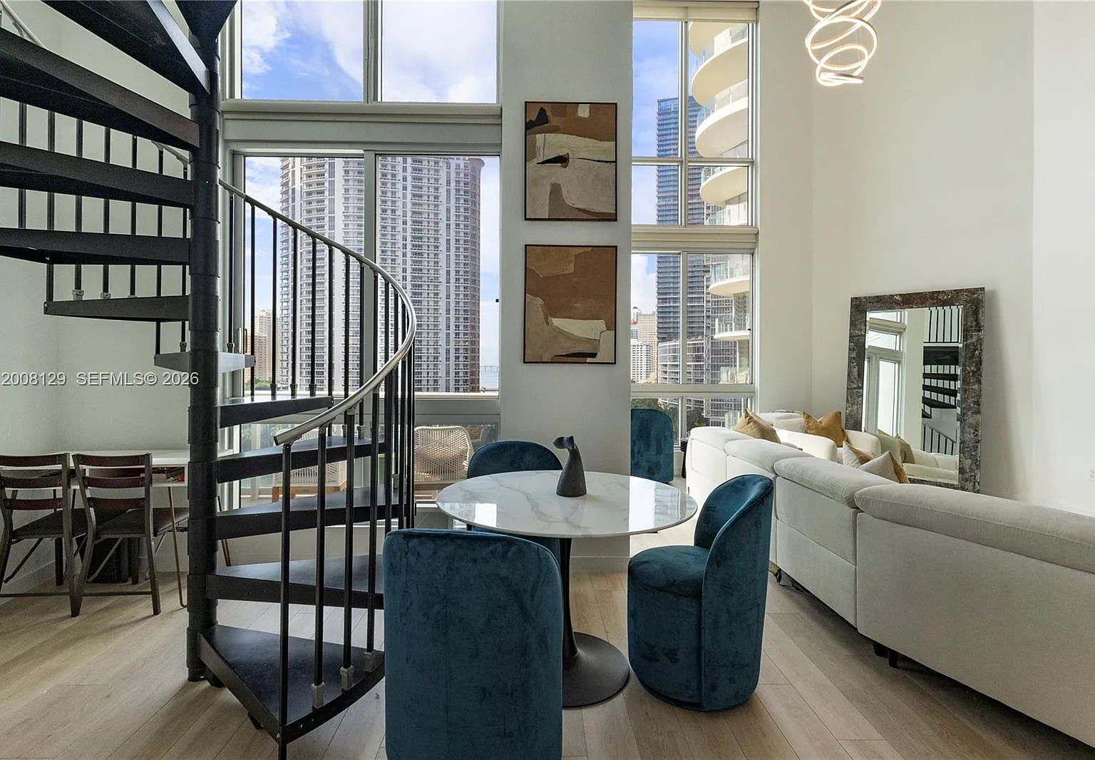 Met 1 Condo — Photo 3