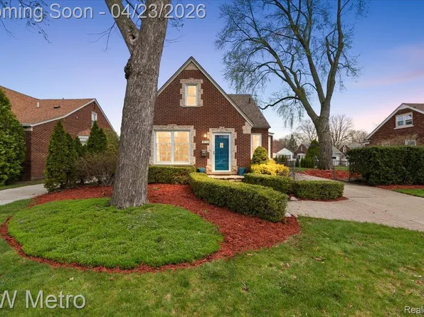 1830 Stanhope St, Grosse Pointe Woods, MI 48236