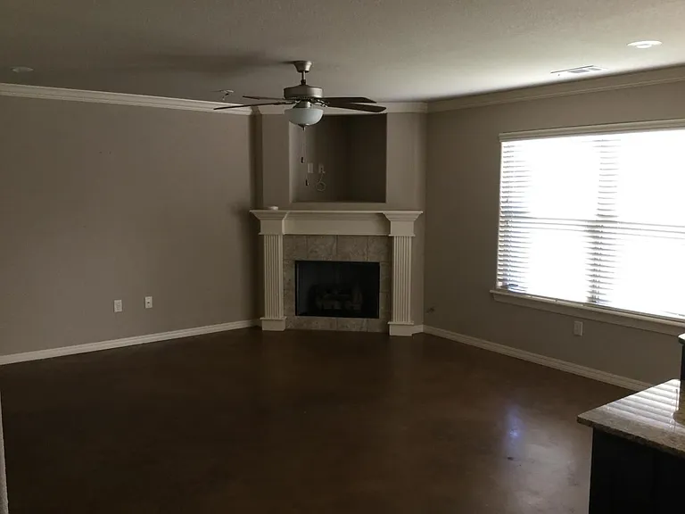 Family room w gas fireplace