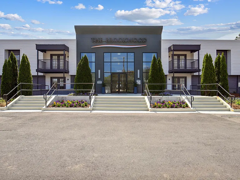 3450 Manor Dr — Photo 2