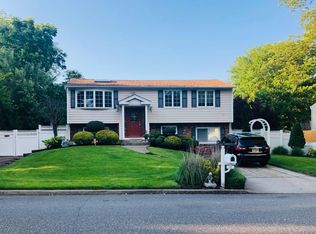 31 Montclair Dr, Selden, NY 11784