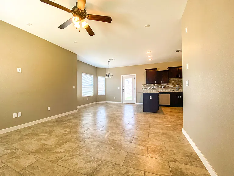 445 Stetson Dr — Photo 2