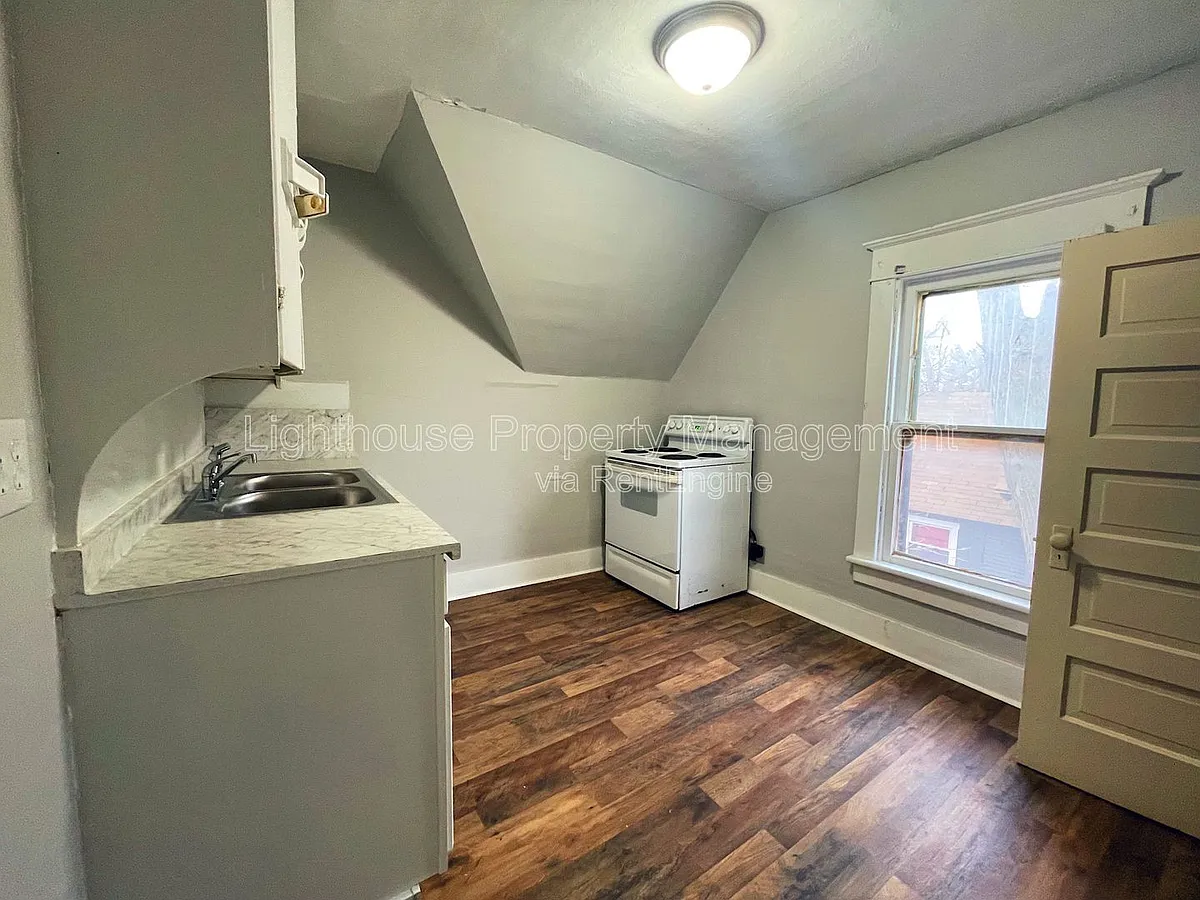 Building Photo - 618 Superior St #2