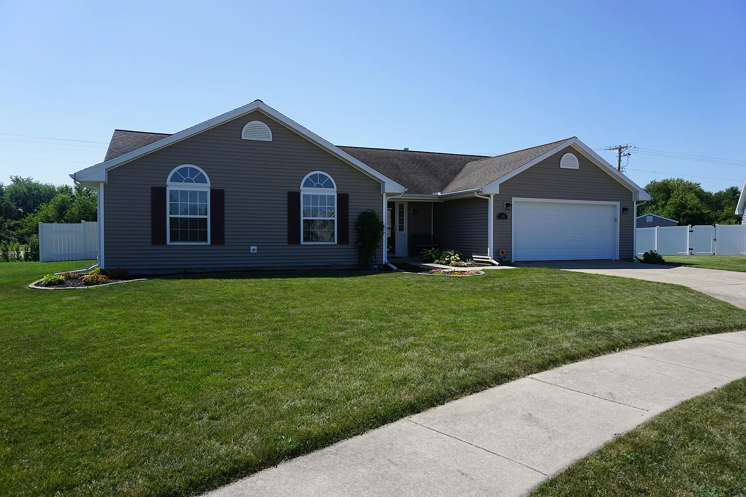 400 Cypress Ct photo 1