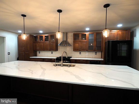 4th image of 322 Wallace Dr