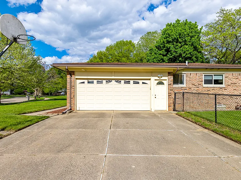 2140 Adrienne Dr — Photo 39
