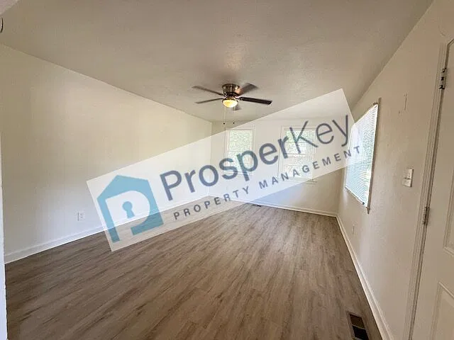 2836 Knox St — Photo 3