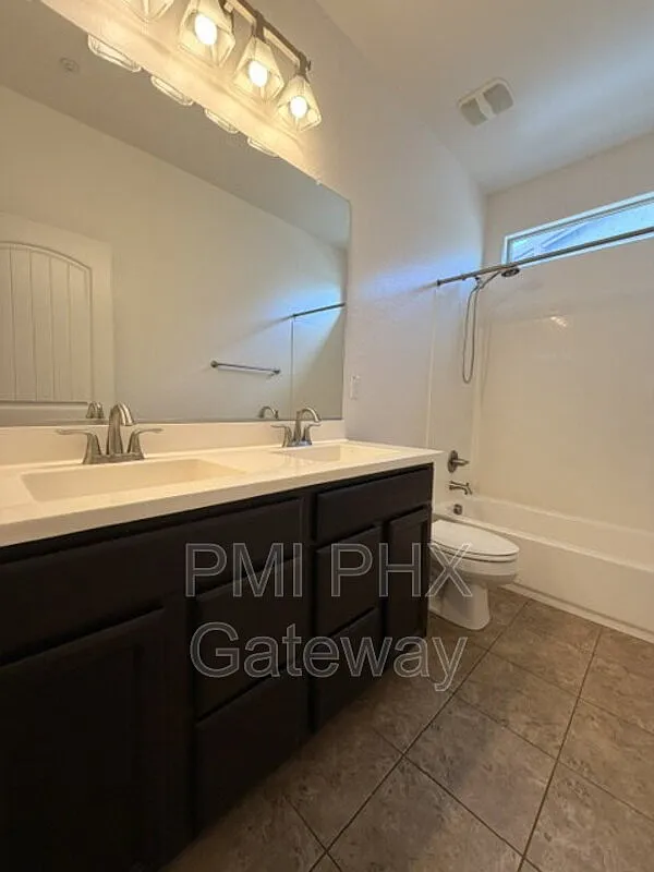 3 bed, 2.5 bath, 2004 sqft, $2,413 — Photo 3