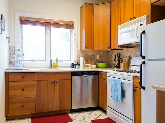 Kitchen. Equipped with fridge (upgraded to a newer Samsung model since this photo is taken), oven, microwave, dishwasher.