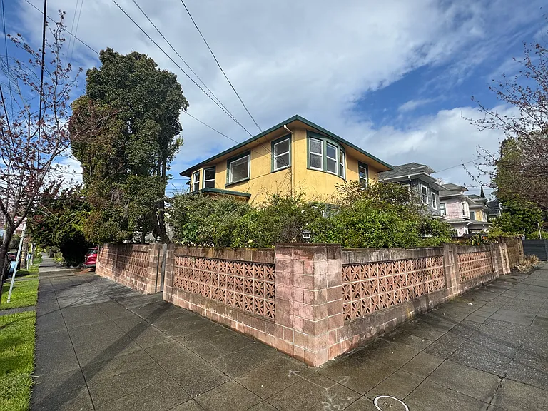 1835 Carleton St — Photo 7