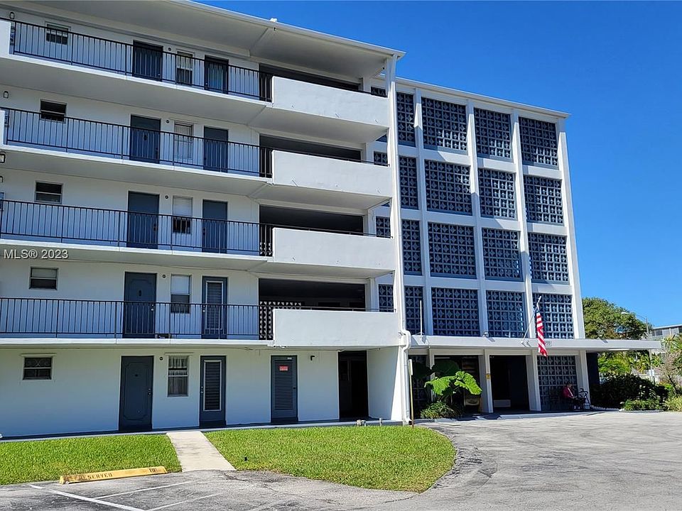 1st image of 950 Hillcrest Dr APT 106