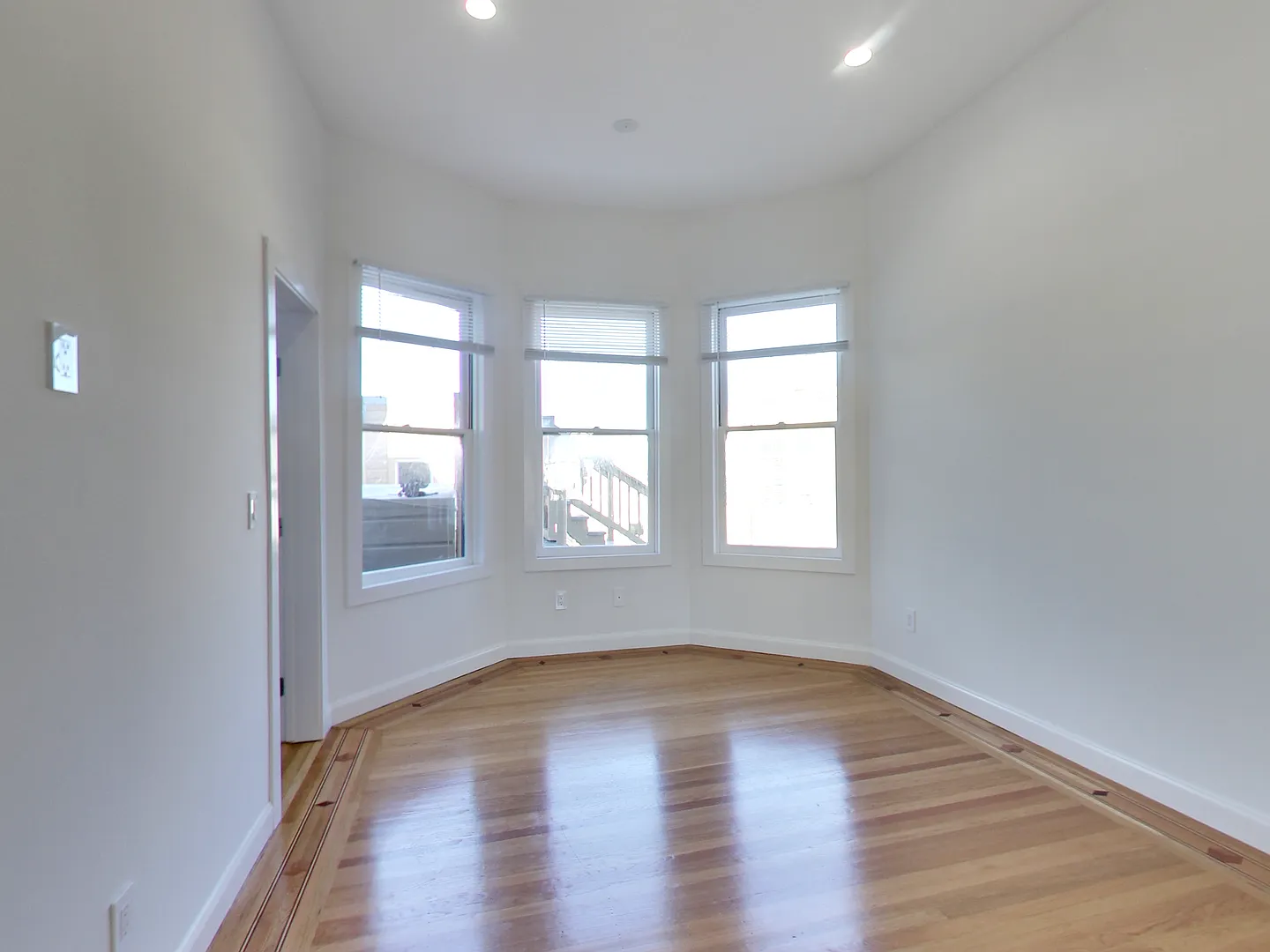 Remodeled 4 Bed Plus Den with Laundry in the Heart of North Beach! W/ $3000 Deposit!! — Photo 3