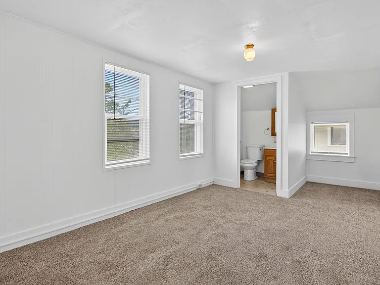 723 W Court St — Photo 6