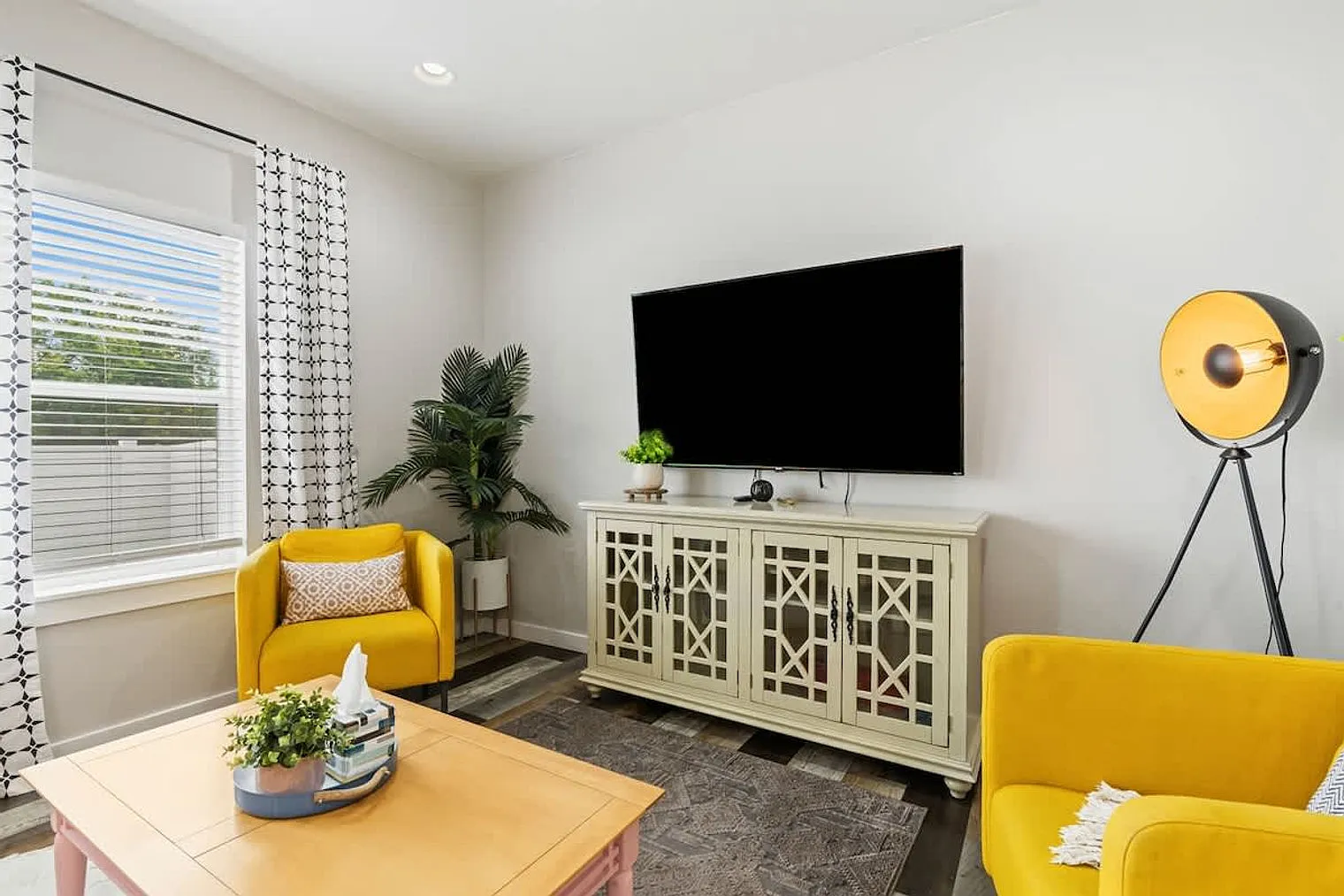 3 bed, 2.0 bath, 1216 sqft, $5,454 — Photo 3