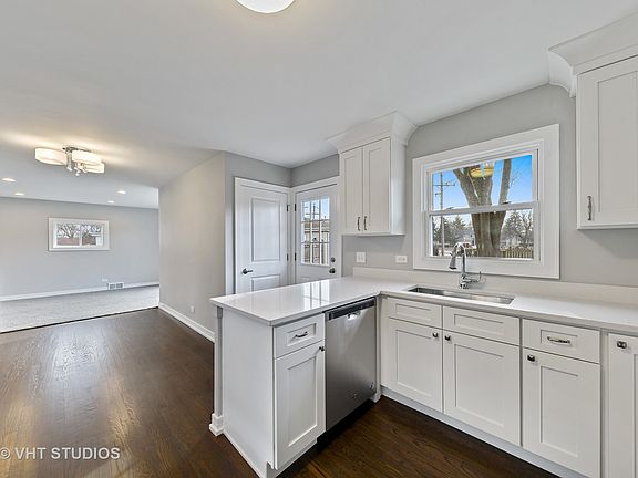 4th image of 1947 E Elmwood Cir
