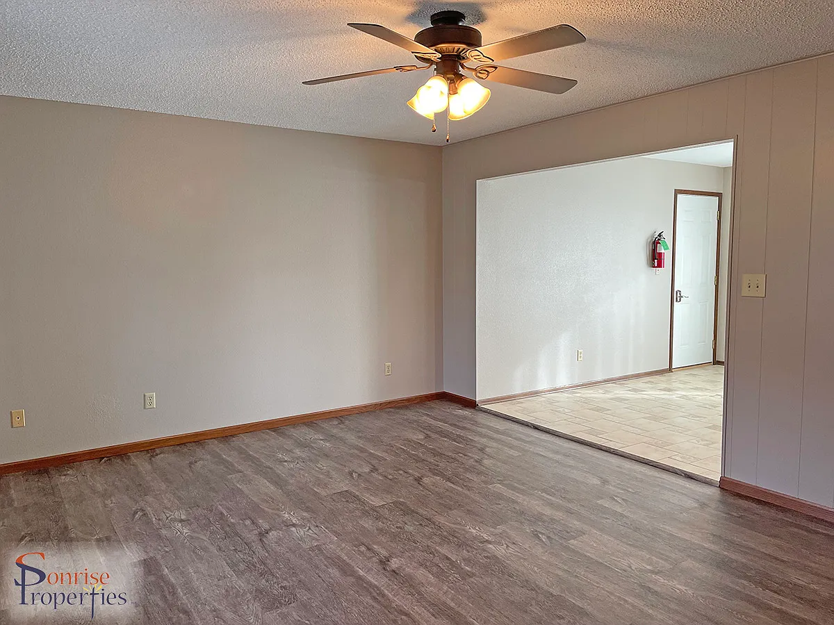 3 bed, 1200 sqft, $1,270 — Photo 2