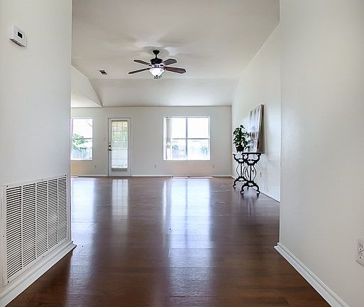 4th image of 3302 Lakecrest Dr