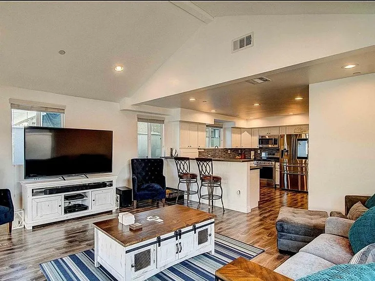 2635 E Madison St — Photo 12