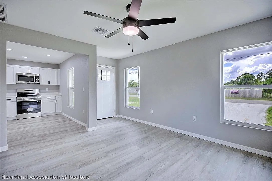 3 bed, 2.0 bath, 1025 sqft, $1,850 — Photo 3