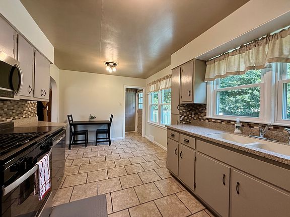4th image of 101 S Fairview Pl