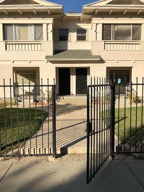 1st image of 837 W 40th Pl