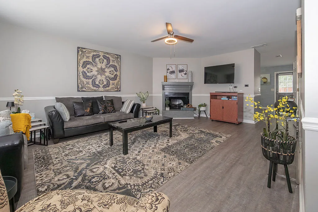 1810 Violet Ct — Photo 3