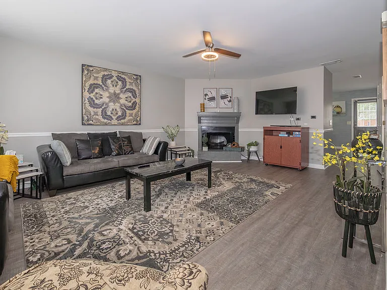 1810 Violet Ct — Photo 3