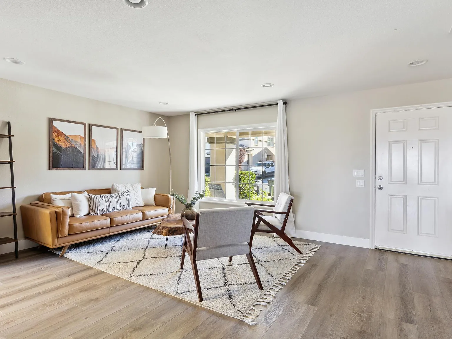 5 bed, 2.5 bath, 2863 sqft, $5,495 — Photo 3