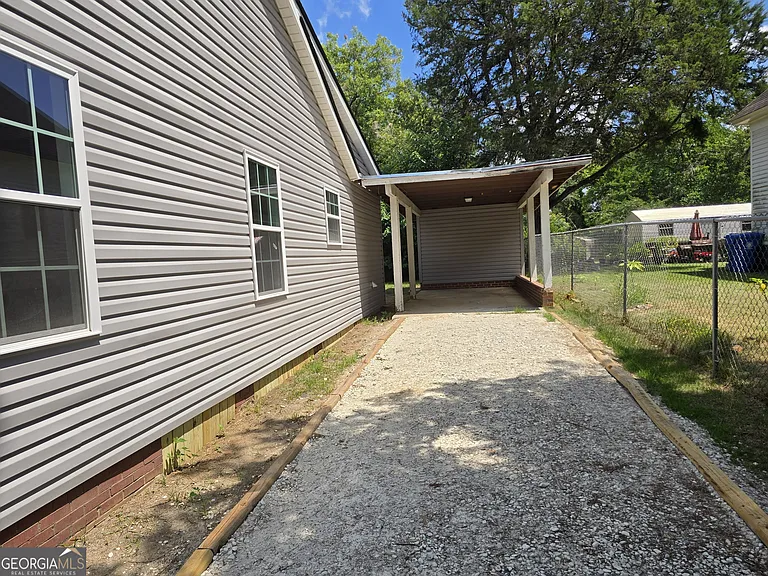 305 Smith St — Photo 4