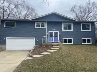 1208 Arlington Dr E, Hanover Park, IL 60133
