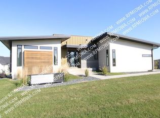 725 Indian Ridge Dr, Waukee, IA 50263