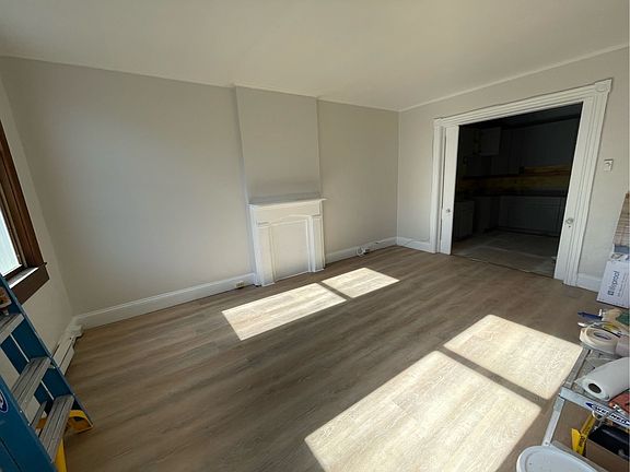 2nd image of 125 E Broad St