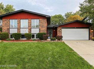 587 Queenswood Ln, Wheaton, IL 60189