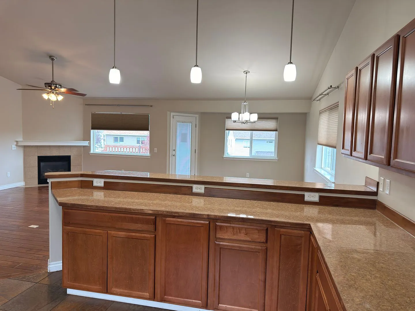 Stunning and spacious 4-bedroom, 3-bathroom Home in Sand Lake! — Photo 2