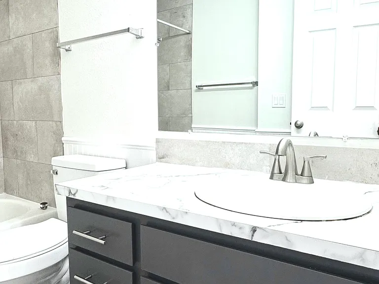2405 Howard Ave #4 — Photo 10