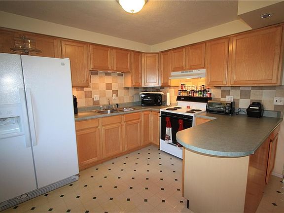 3rd image of 4 Hanford Ave