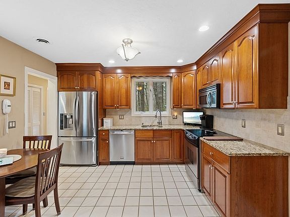 5th image of 10 Harvestwood Ln