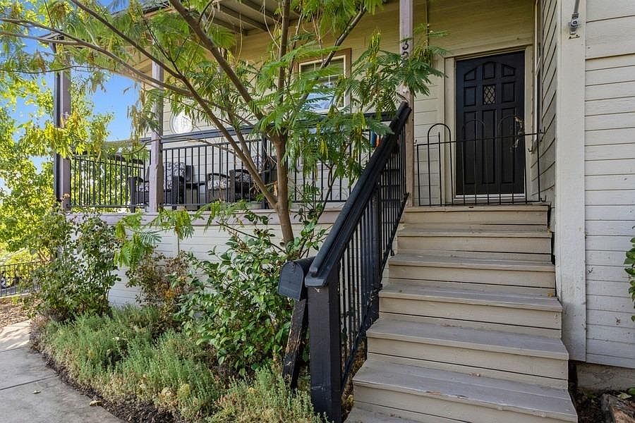 1st image of 325 Landis Cir