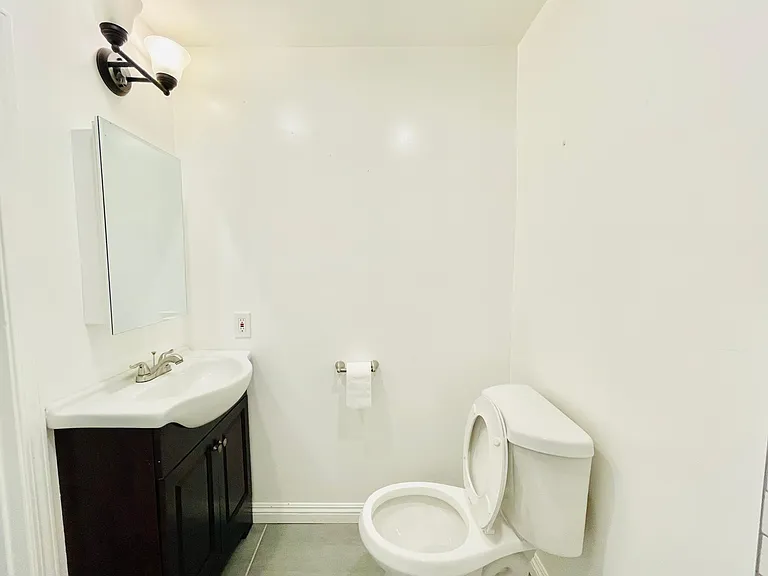 142 E Morgan St #B — Photo 8