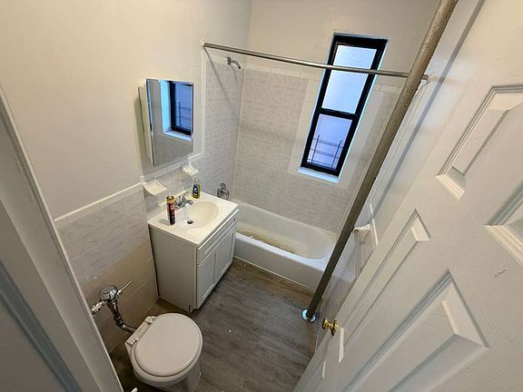 4th image of 2851 Valentine Ave #B42