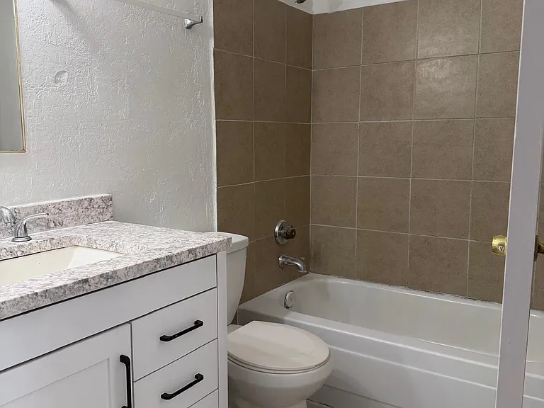 1046 W Polk St #A — Photo 8